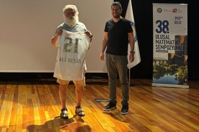 Ünlü İsim Sahnede Duyurdu: Fenerbahçe'yi Bıraktım, Artık Amedspor'u Destekliyorum