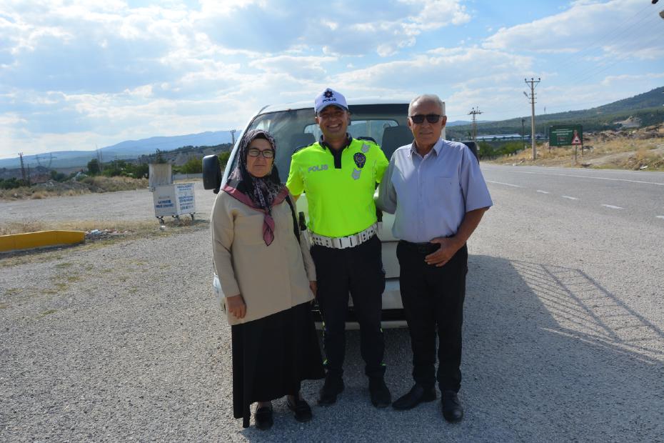 Polisten İlginç Ceza: Eşini Yolda Bırakan Sürücüye Bulaşık Yıkama Hakkında Esprili Teşekkür