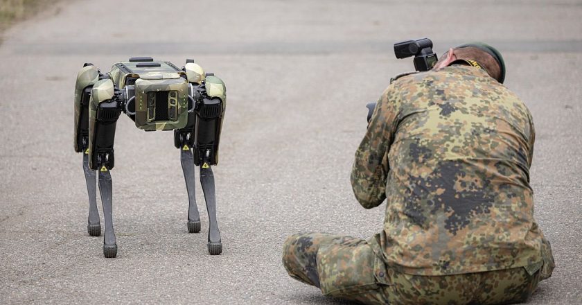 “Robot savaş köpeği” Rusya işgali altındaki Ukrayna konusunda İngiltere’yi destekliyor