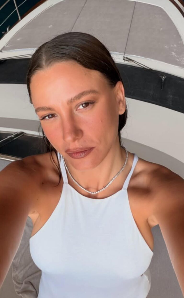Serenay Sarıkaya lüks teknede tatilde! Bikinili pozları gündemde
